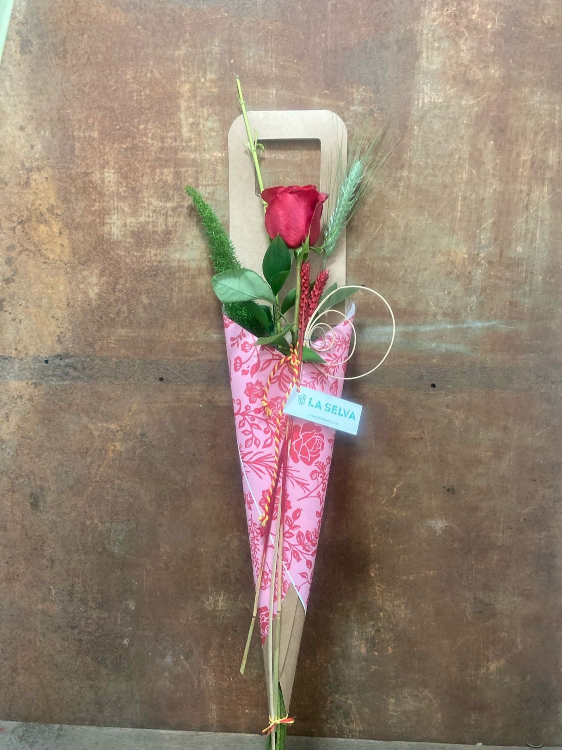 Rosa vermella Sant Jordi amb cartro ecologic i verds naturals 