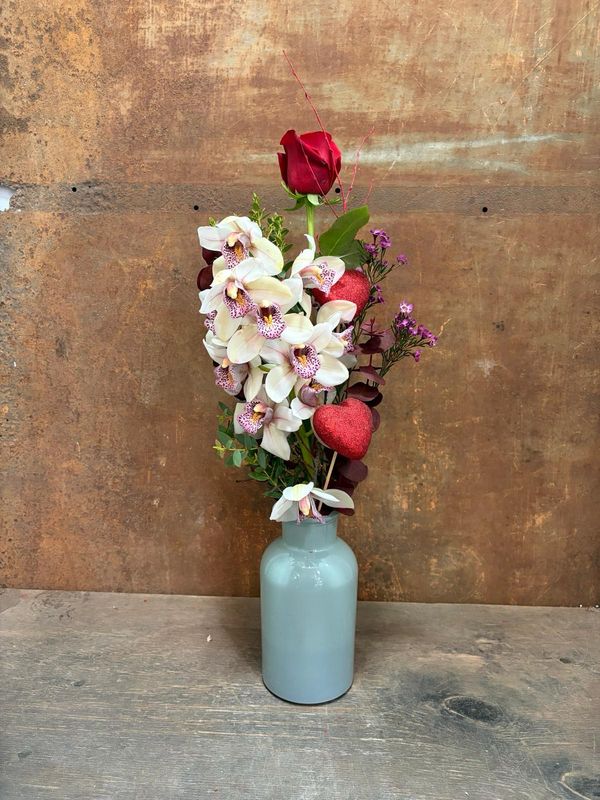 Gerro de vidre amb Cymbidium i rosa vermella