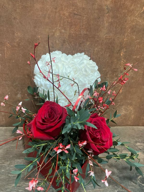 Centre cor amb roses i cor de foam