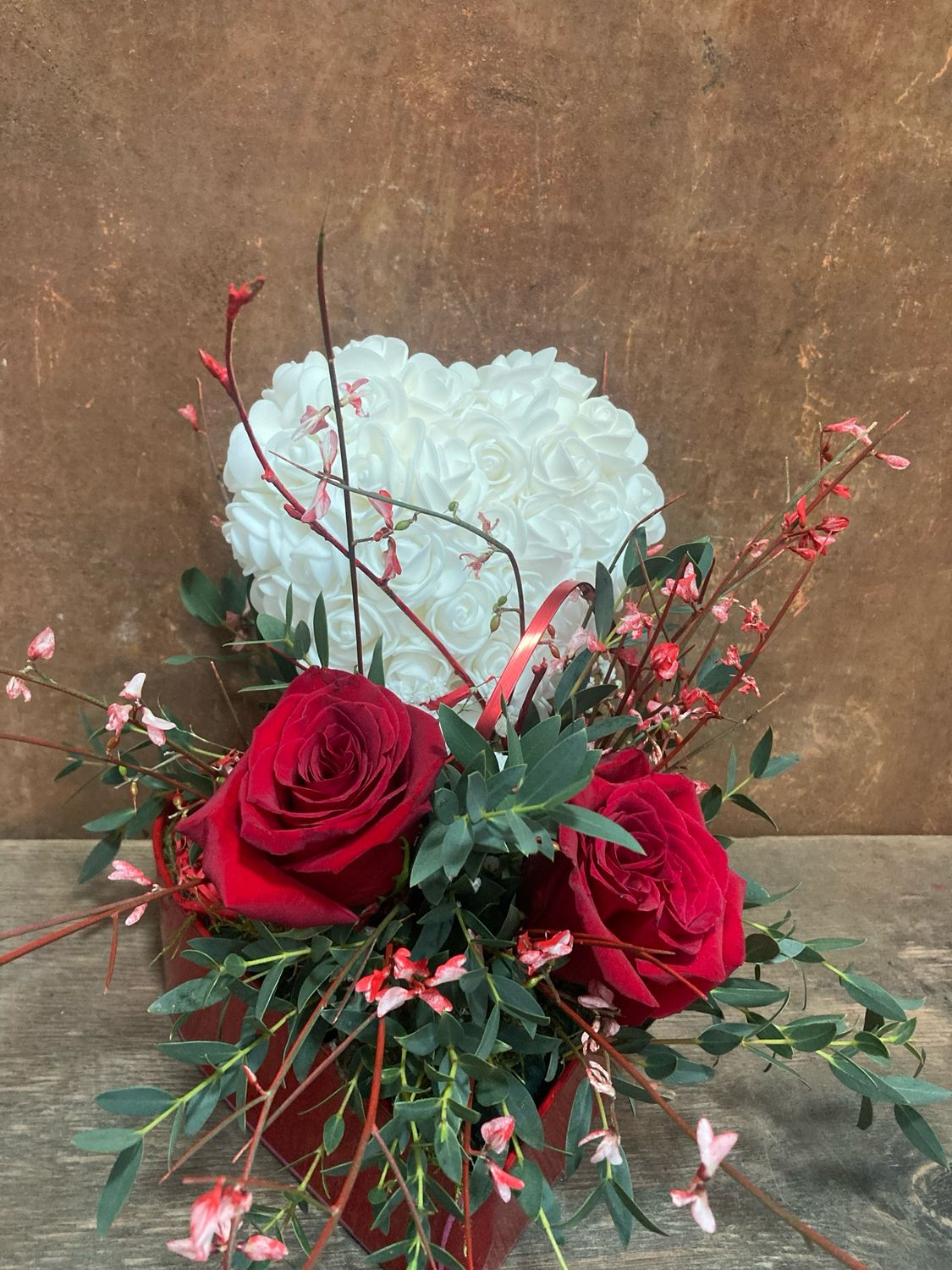 Centre cor amb roses i cor de foam