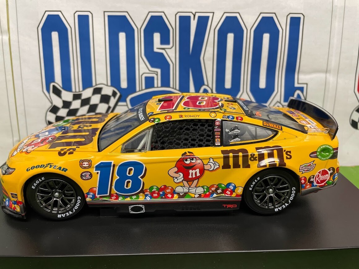 Kyle Busch #18 M &amp; M&#39;s Darlington Throwback 2022 Nascar Cup 1:24