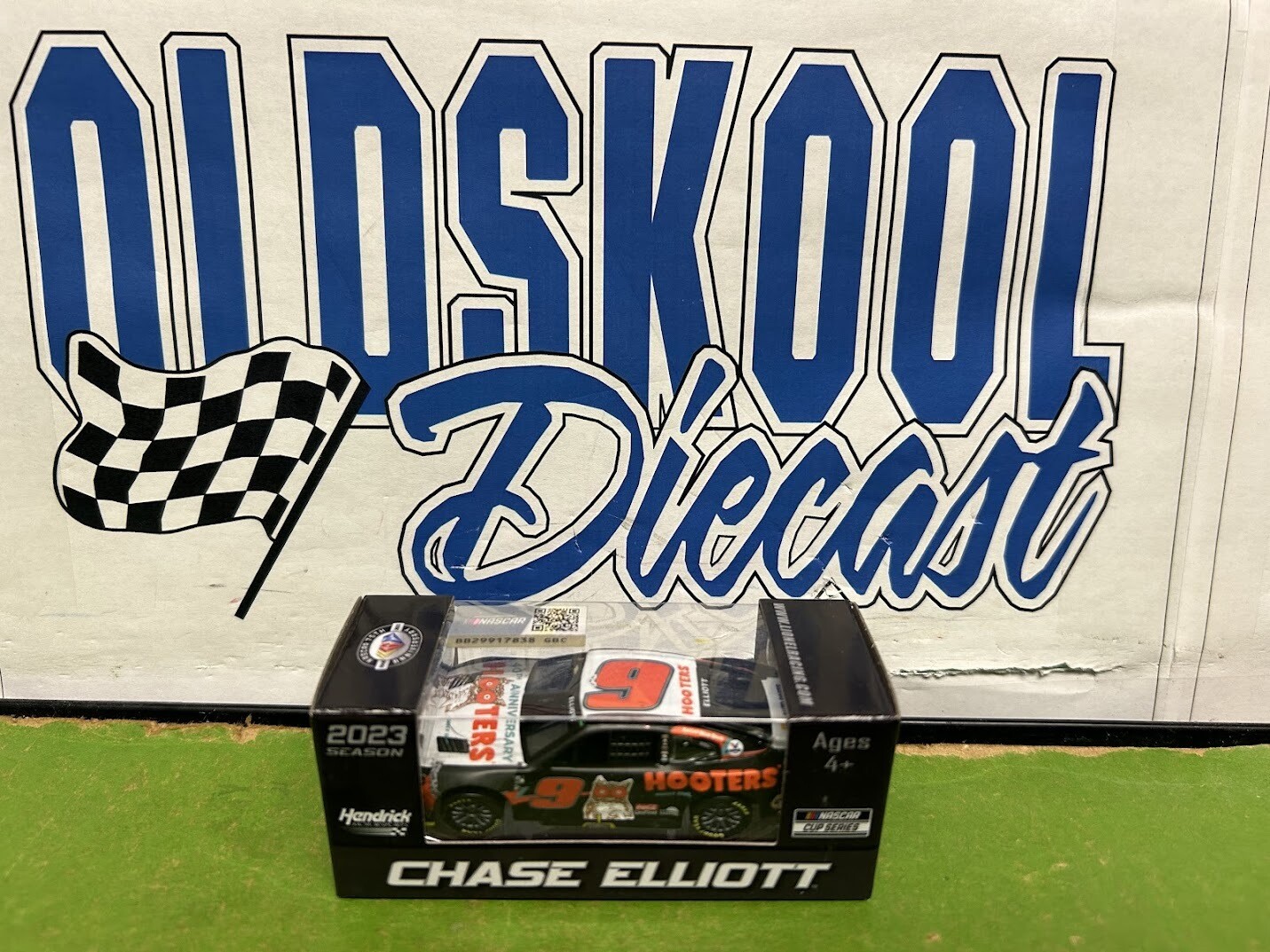 Chase Elliott #9 Hooters Chicago Race Version 2023 Cup 1:64