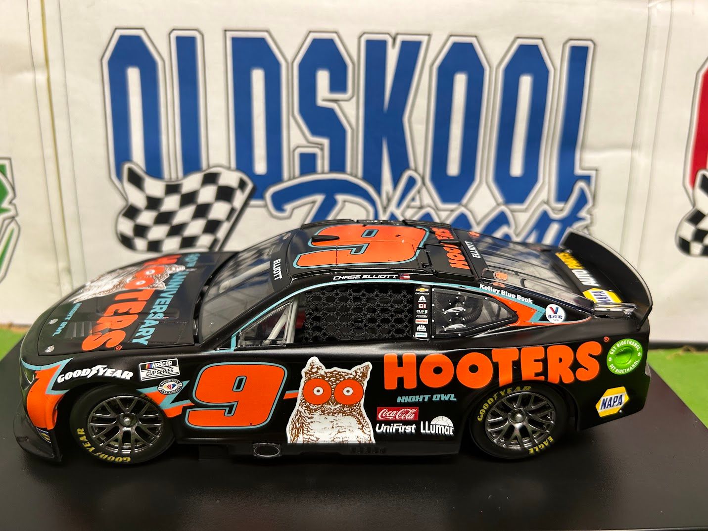 Chase Elliott #9 Hooters 2023 Cup 1:24
