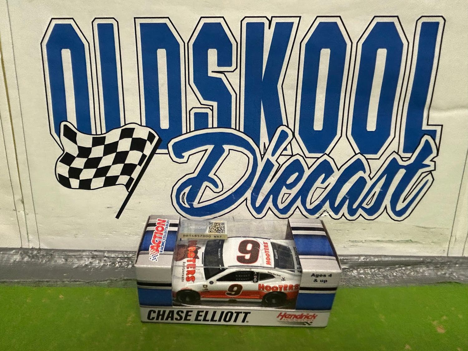 Chase Elliott #9 Hooters Darlington Throwback 2021 1:64 scale