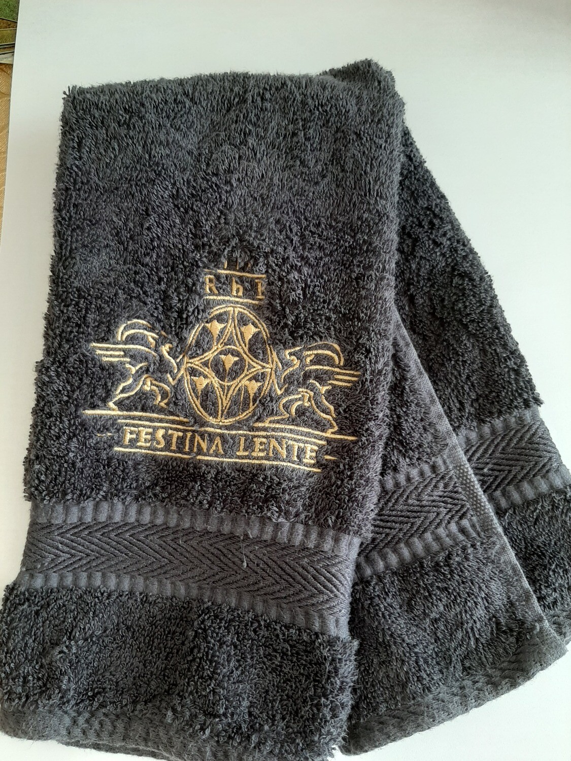 Frottetuch mit Festina Lente Stickerei, anthrazit