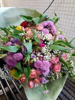 Blumen-Strauss mit saisonalen Blumen