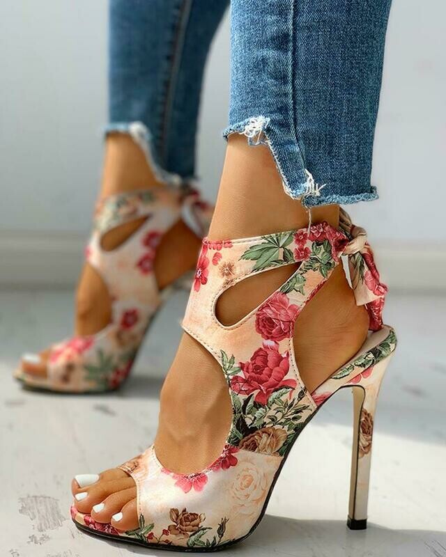 Sandales à talons fins et imprimé floral