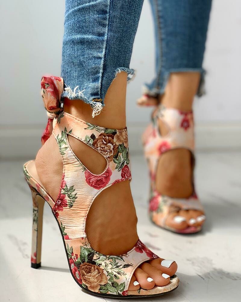 Sandales à talons fins et imprimé floral