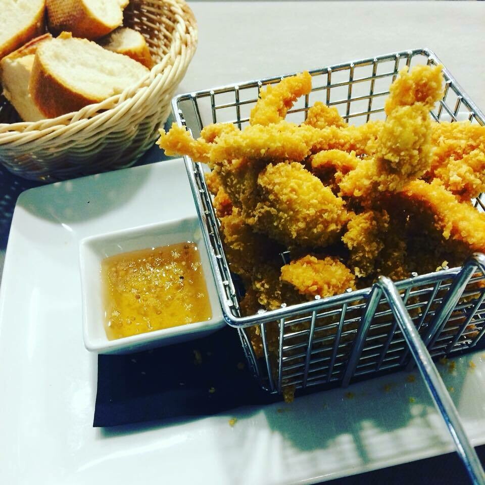 Pollo crujiente con salsa de miel y mostaza