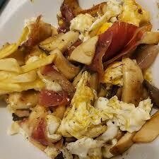 Huevos rotos con Setas y Jamón