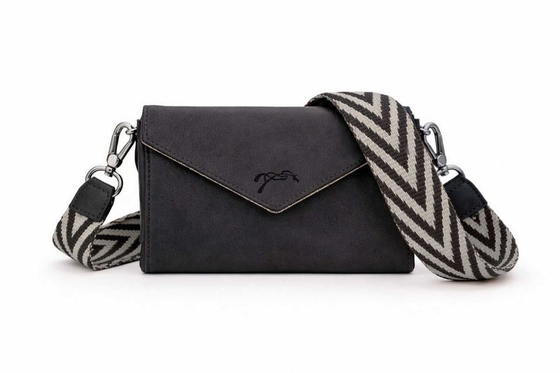 New phone Pocket noir - Pélélope LEPREVOST New phone Pocket noir - Pélélope LEPREVOST