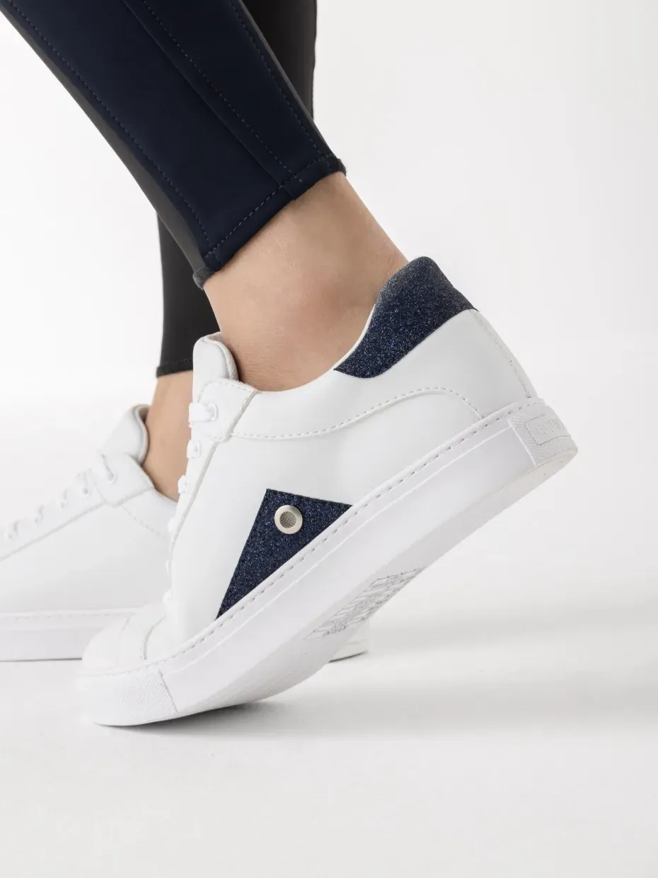 Baskets blanches avec détails en tissu Swarovski bleu - EQUILINE