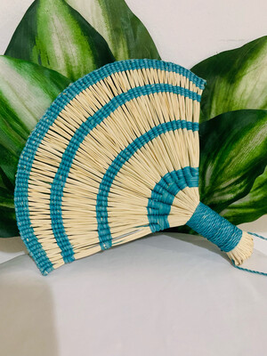 Abanicos brazos abiertos tejidos con la fibra natural de junco, hecho por mujeres artesanas en Santa Bárbara