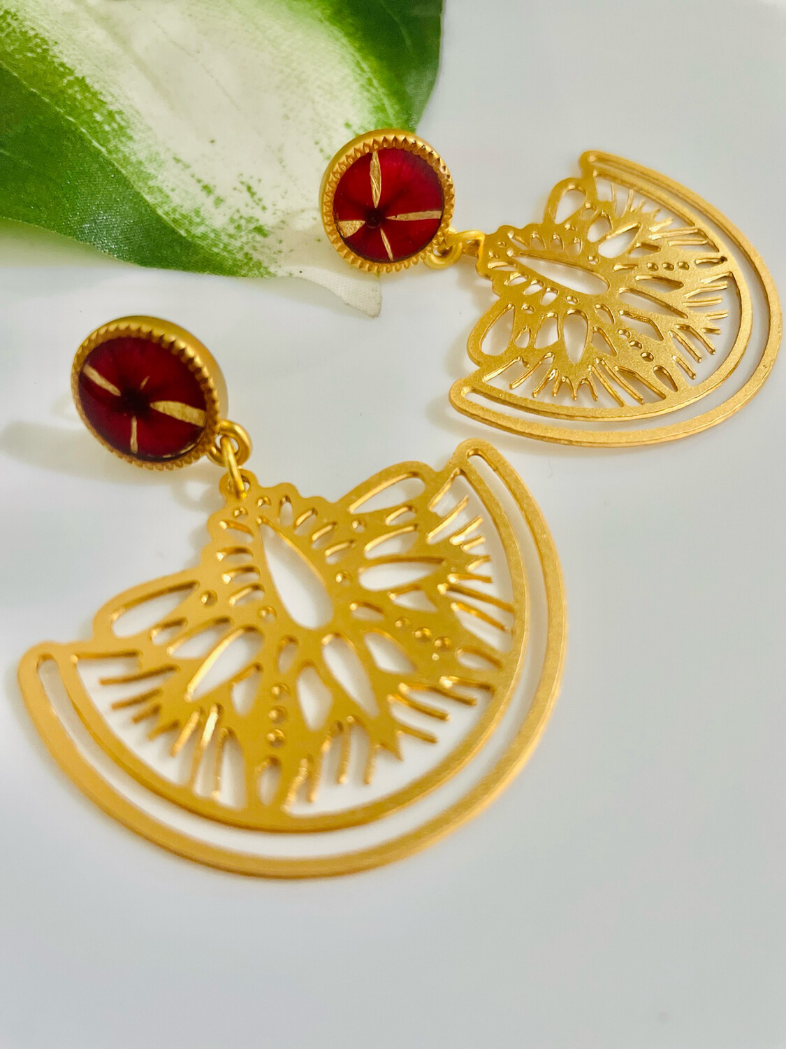 Aretes polillas de flores de hortensias naturales encapsuladas en lámina de oro de 24Kts 