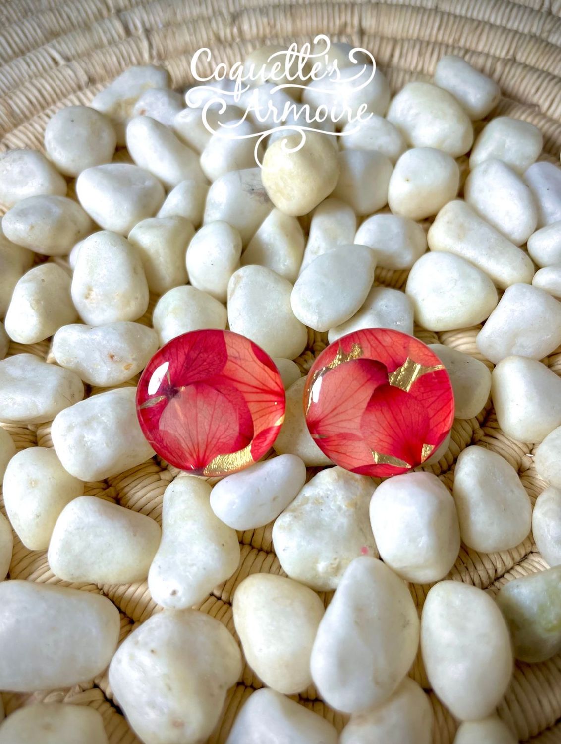 Aretes botones de flores de hortensias naturales encapsulados en lámina de oro de 24kts 