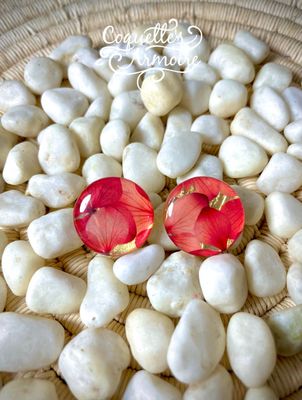 Aretes botones de flores de hortensias naturales encapsulados en lámina de oro de 24kts 