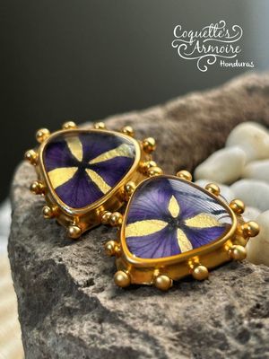 Aretes puntas de flechas, elaborados con flores de hortensias naturales (nuevo diseños)en lámina de oro de 24Kts 