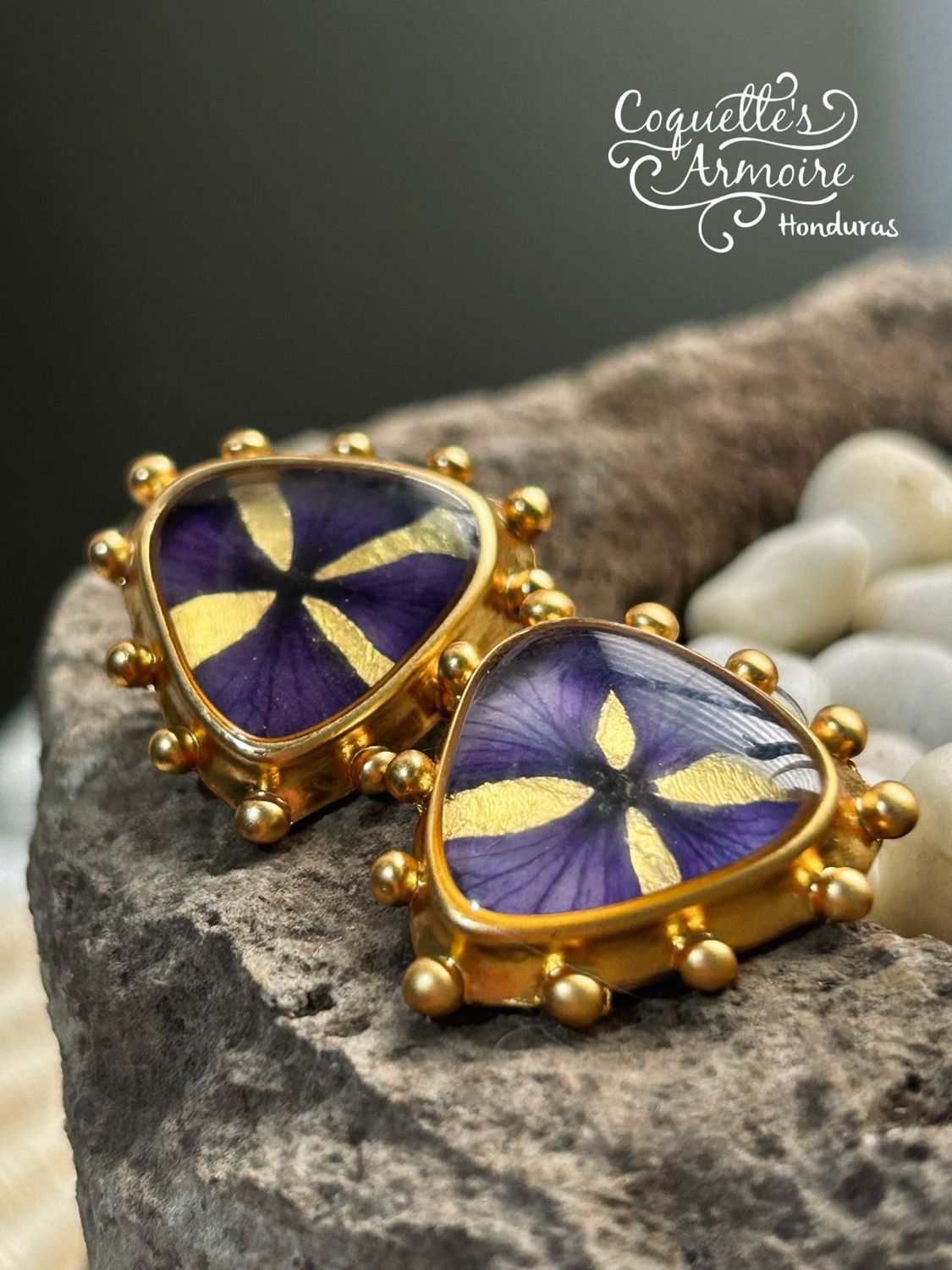 Aretes puntas de flechas, elaborados con flores de hortensias naturales (nuevo diseños)en lámina de oro de 24Kts 