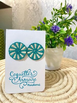 Coquette’s Armoire aretes botones tejidos con la fibra natural del junco