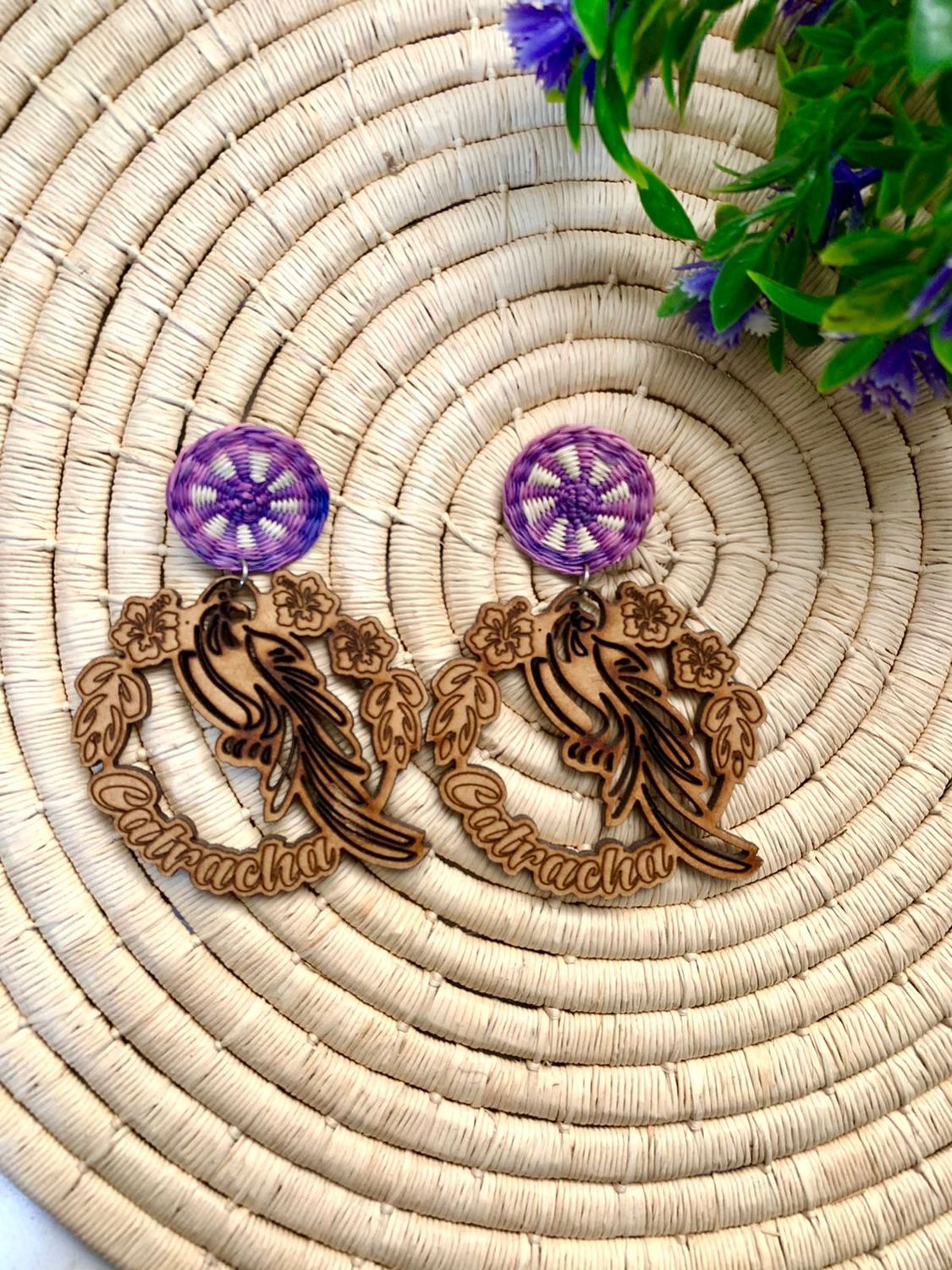 Aretes Catracha con pieza tejida de junco 