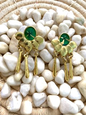 Aretes flores colgantes de hortensias naturales (nuevo diseños)encapsuladas en lámina de oro de 24Kts y el herraje con triple baño de oro