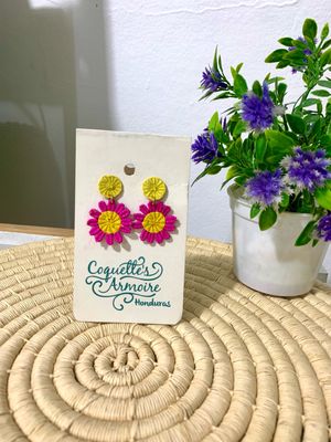 Aretes margaritas colgantes tejidas a mano con la fibra natural de junco 