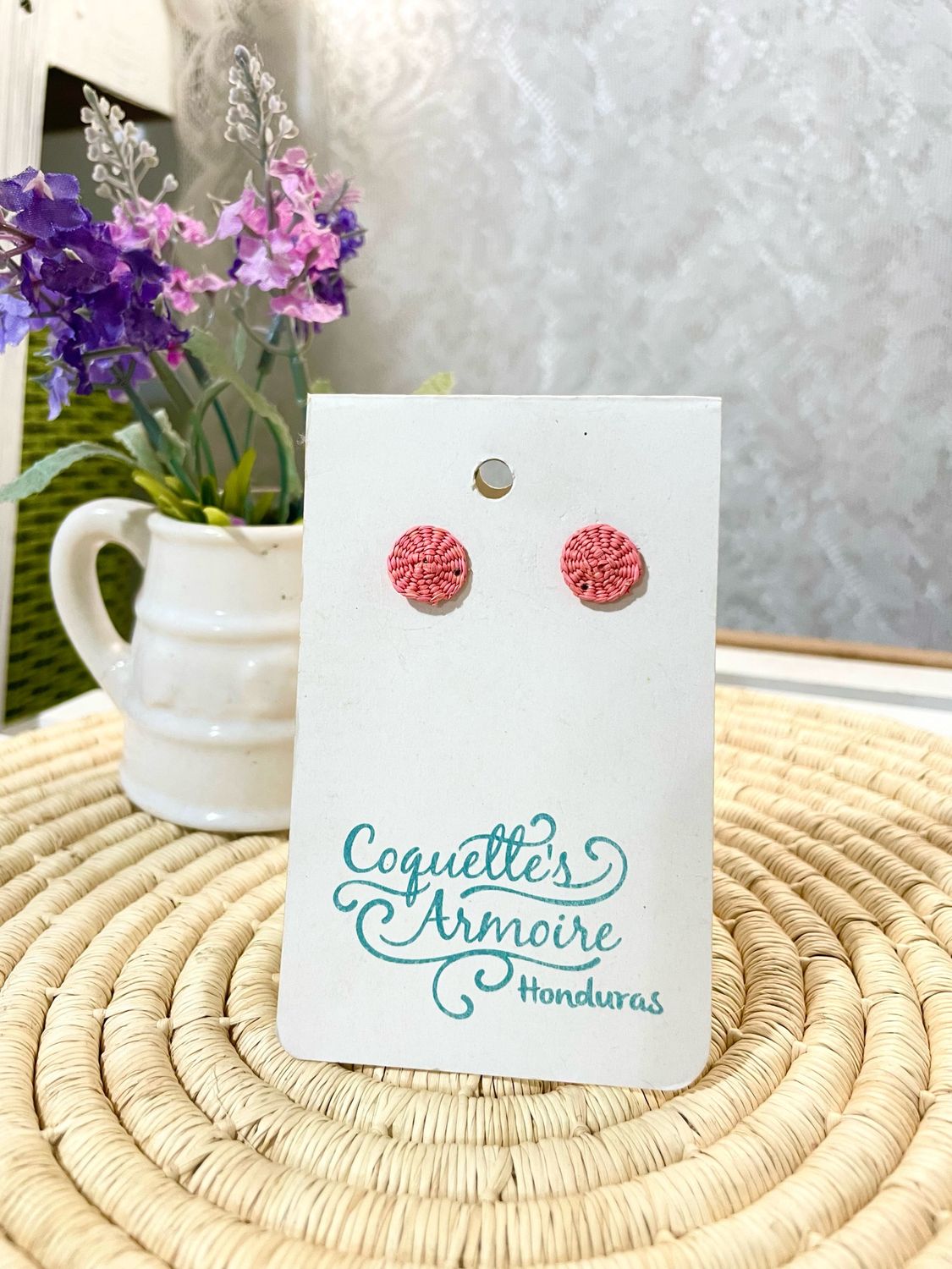 Coquette’s Armoire aretes mini botones tejidos con la fibra natural del junco.