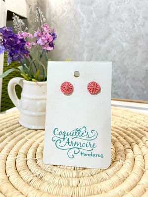 Coquette’s Armoire aretes mini botones tejidos con la fibra natural del junco.