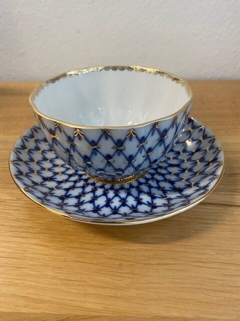 Tasse et sous-tasse cobalt tulip net - Porceleine de Saint-Petersburg