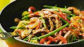 Ensalada de pollo y verduras a la soja.