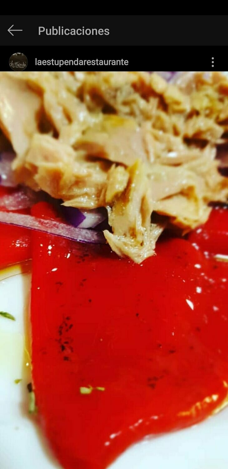 Ensalada de piquillos, cebolla y atún al orégano.