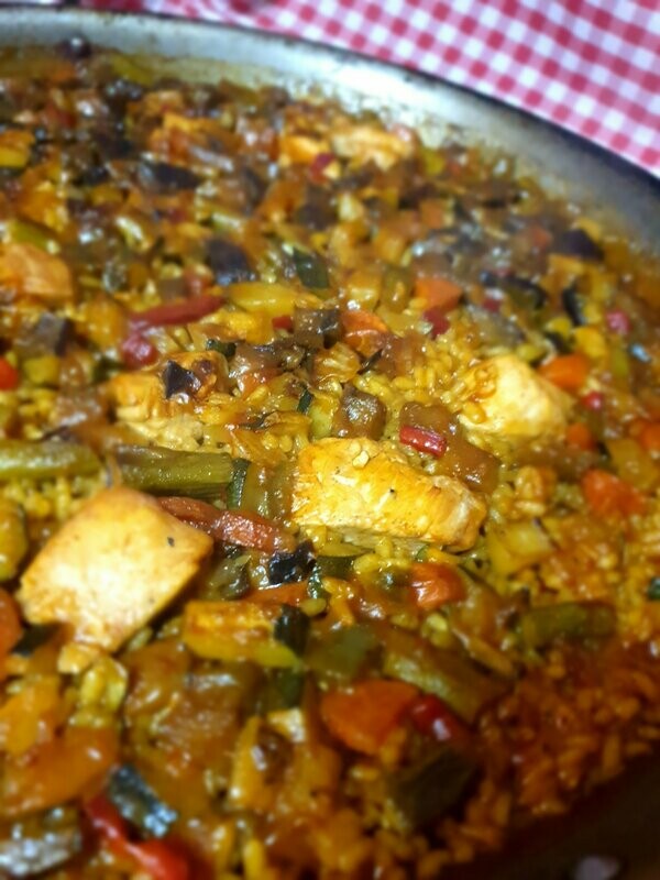 Arroz con pollo y verduras.