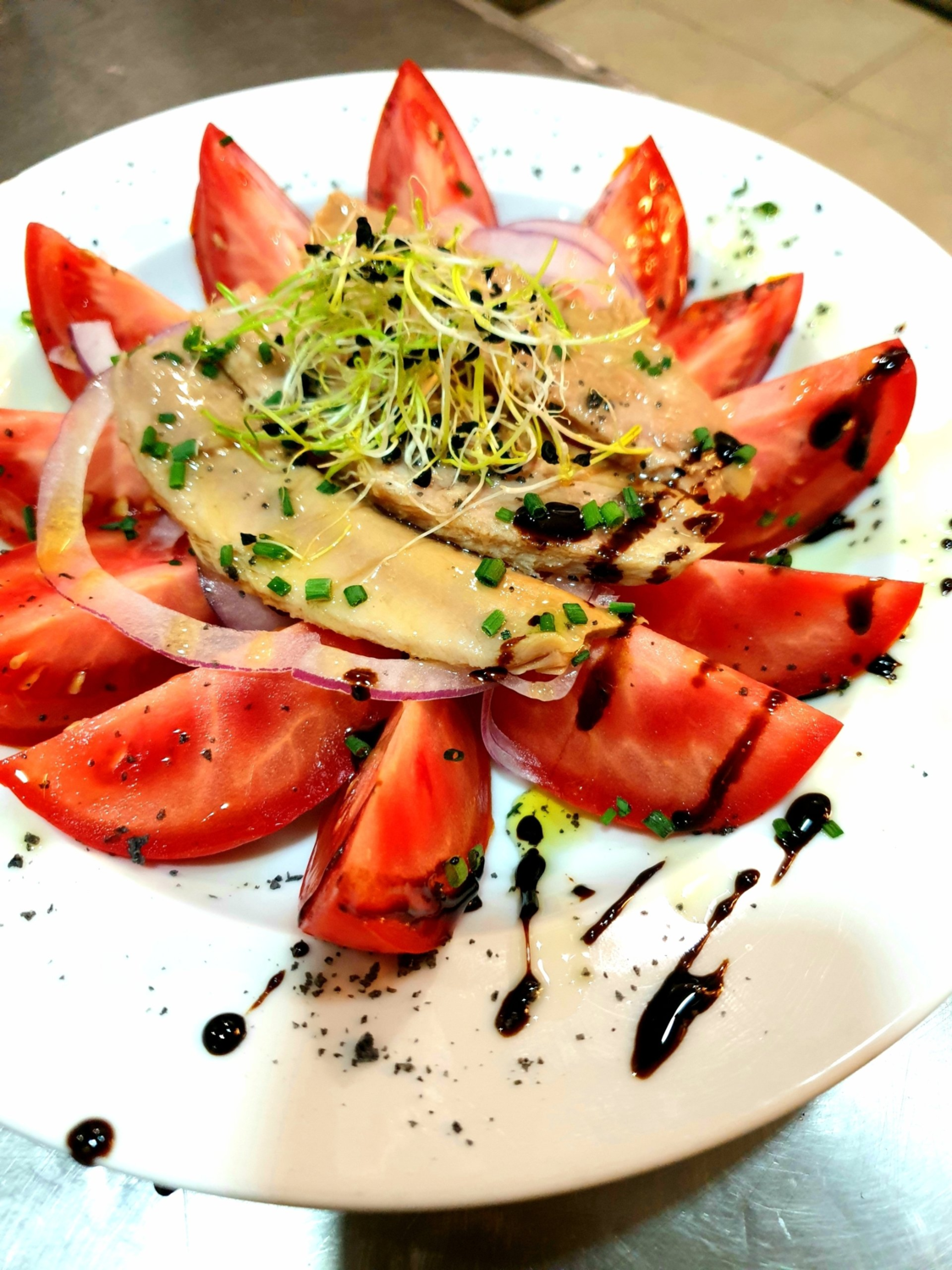 Ensalada de tomate y atún