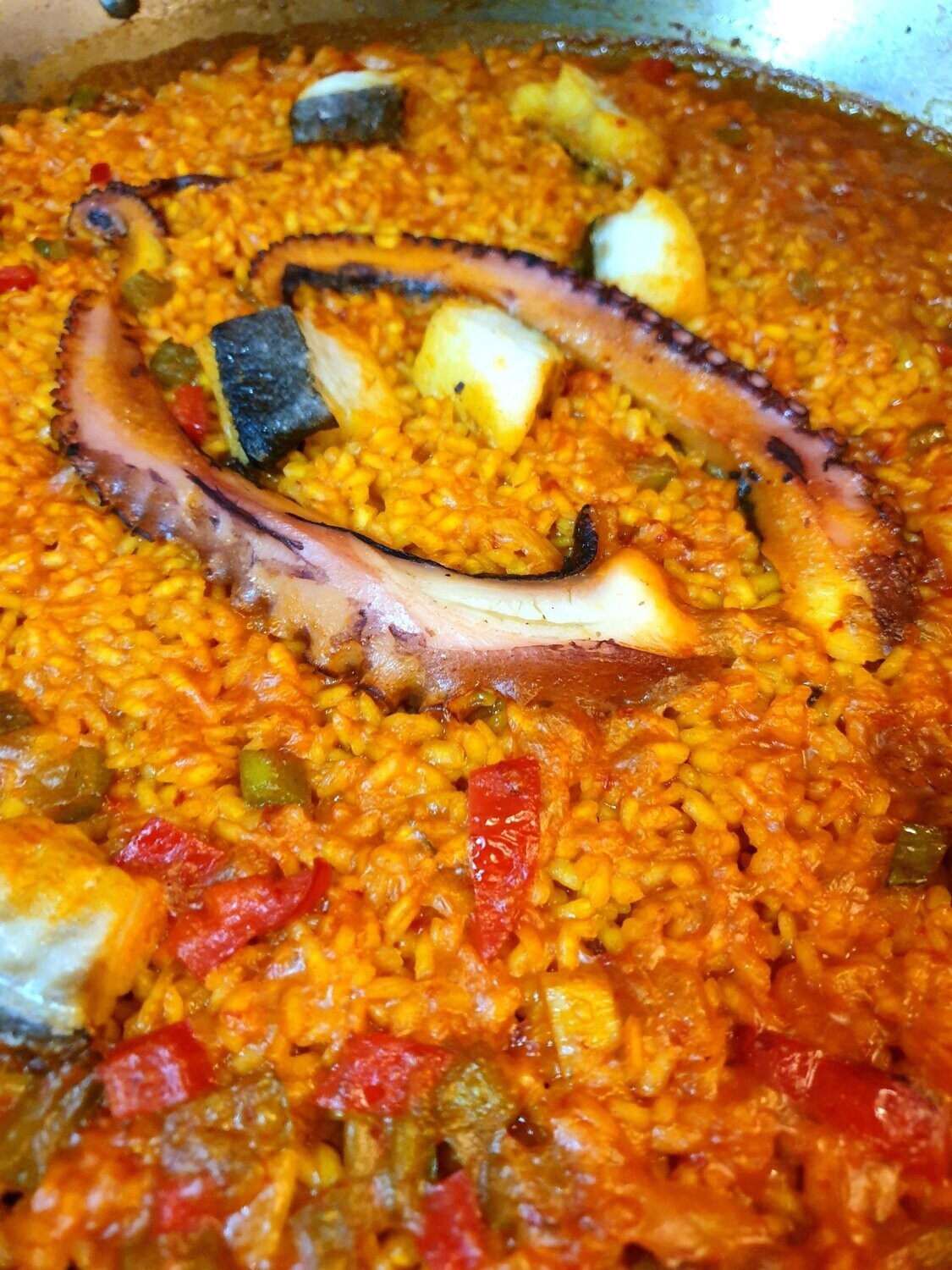 Arroz con pulpo y bacalao.