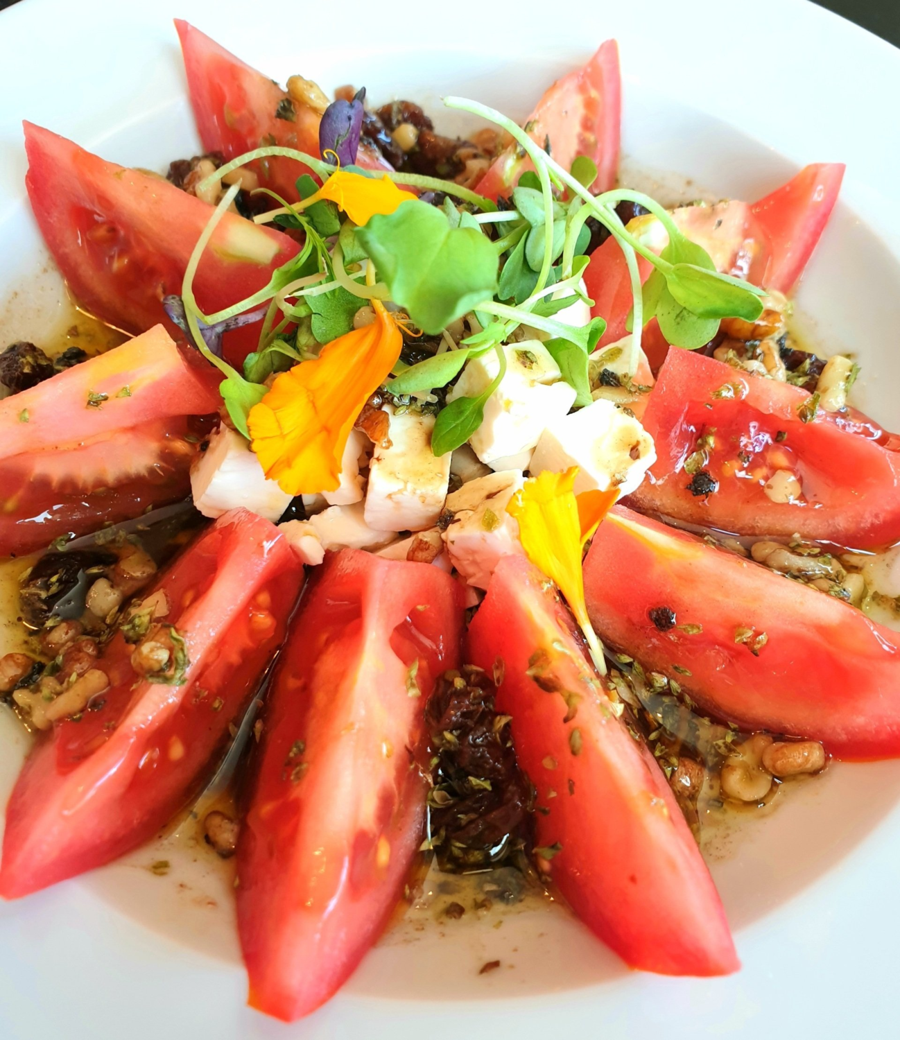 Ensalada de tomate y queso feta.