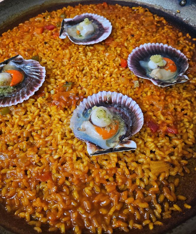 Arroz con vieiras y rape.