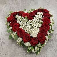 Coeur rose rouge et gypsophille