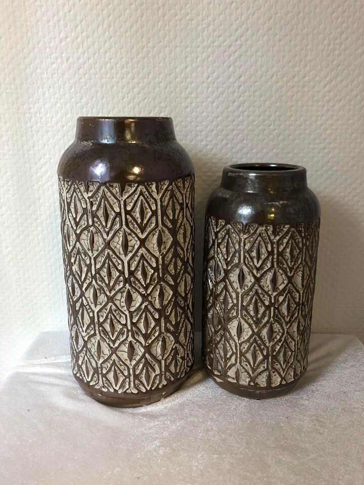 Vase brun foncé avec motifs blanc