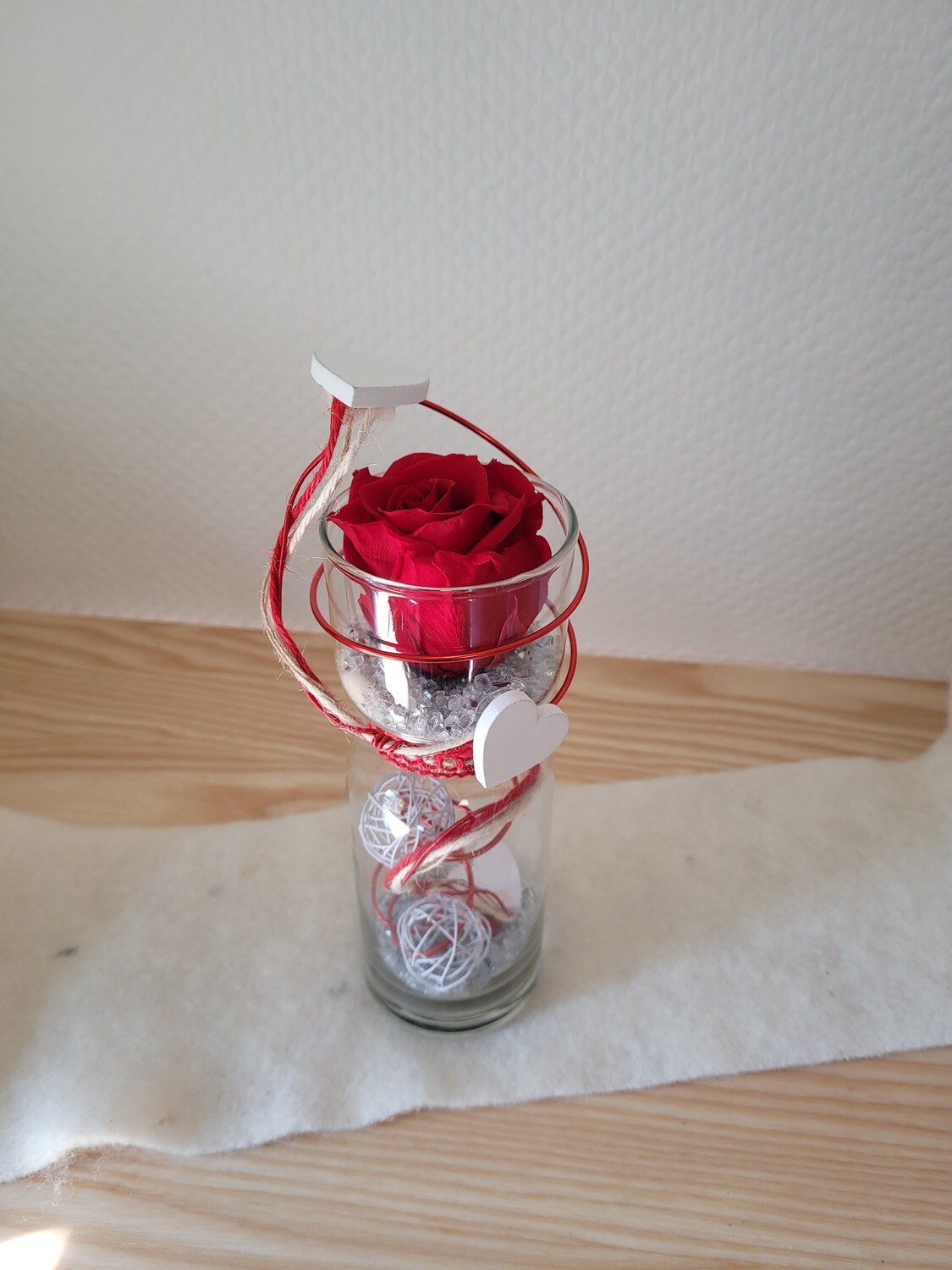 Rose éternelle rouge décorée