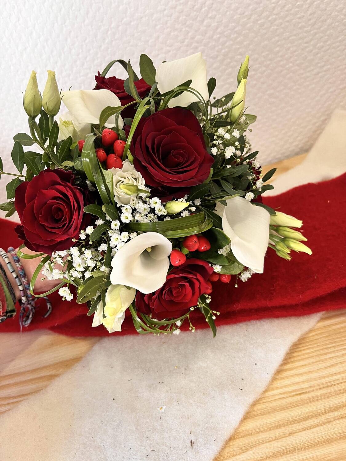 Bouquet de mariée rouge et blanc noué main