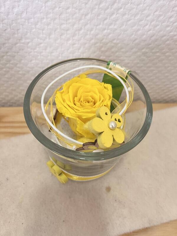 Composition rose éternelle jaune