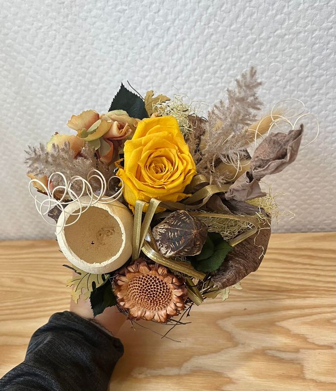 Bouquet en sec et soie, rose éternelle jaune