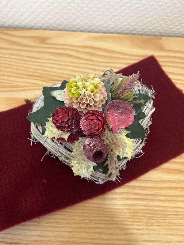 composition artificielle forme mini coeur panier