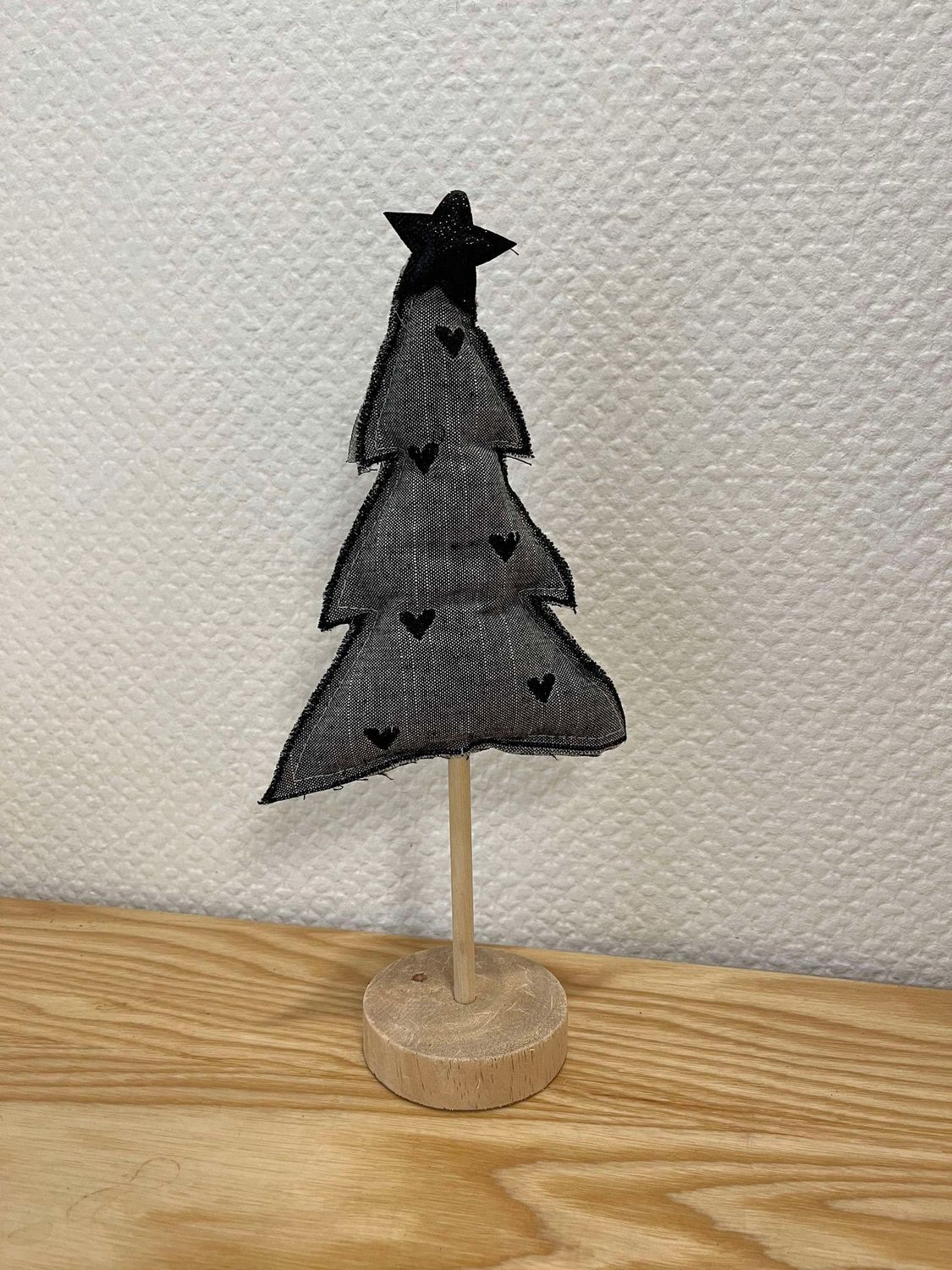 Sapin feutrine noir sur socle en bois