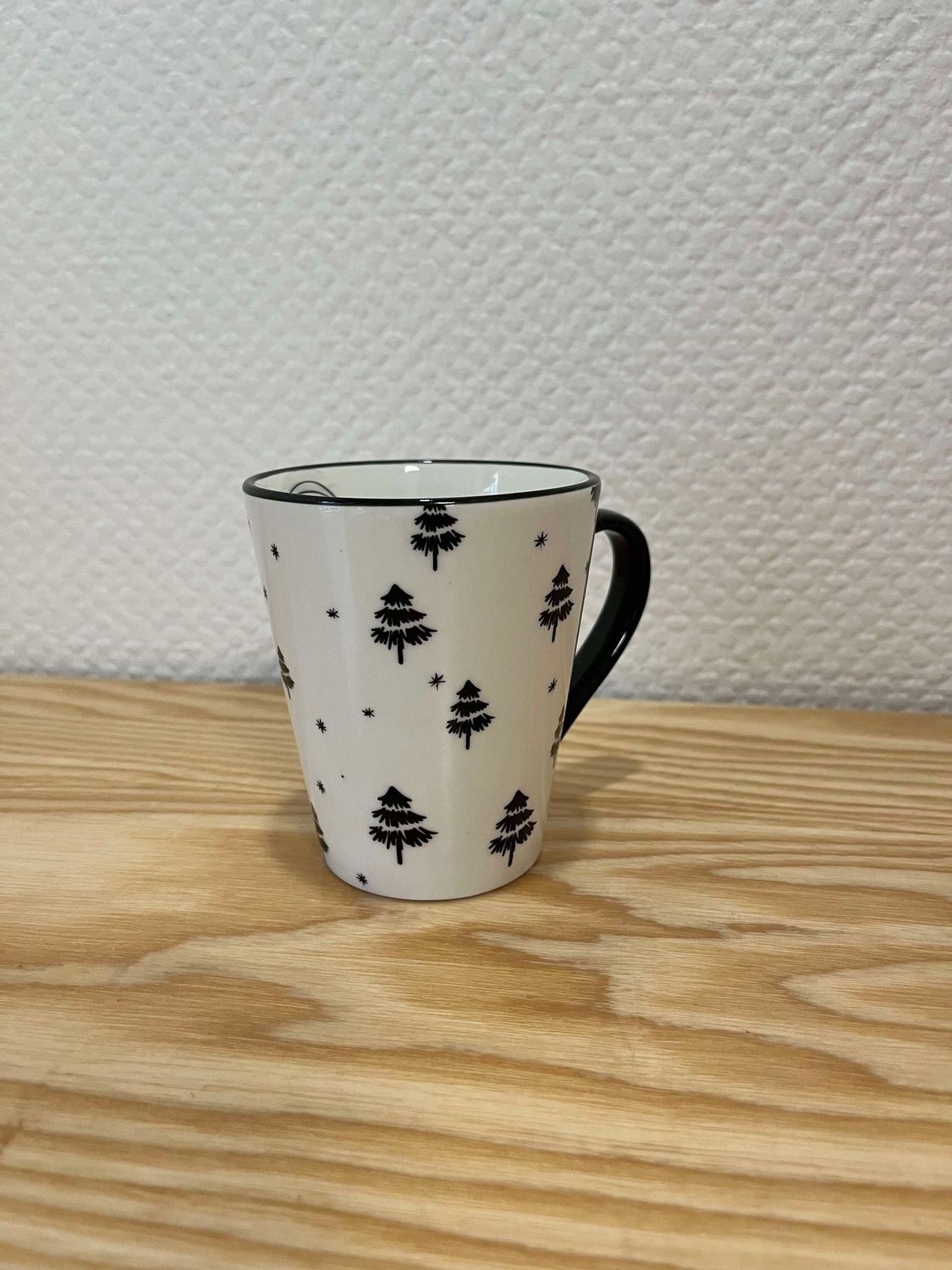 Tasse sapins blanche et noire