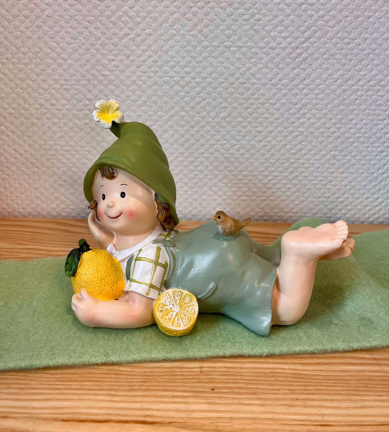 Garçon couché avec le citron 22cm