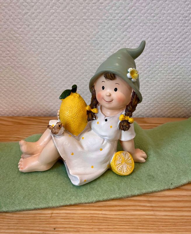 Fille assise avec le citron 22 cm