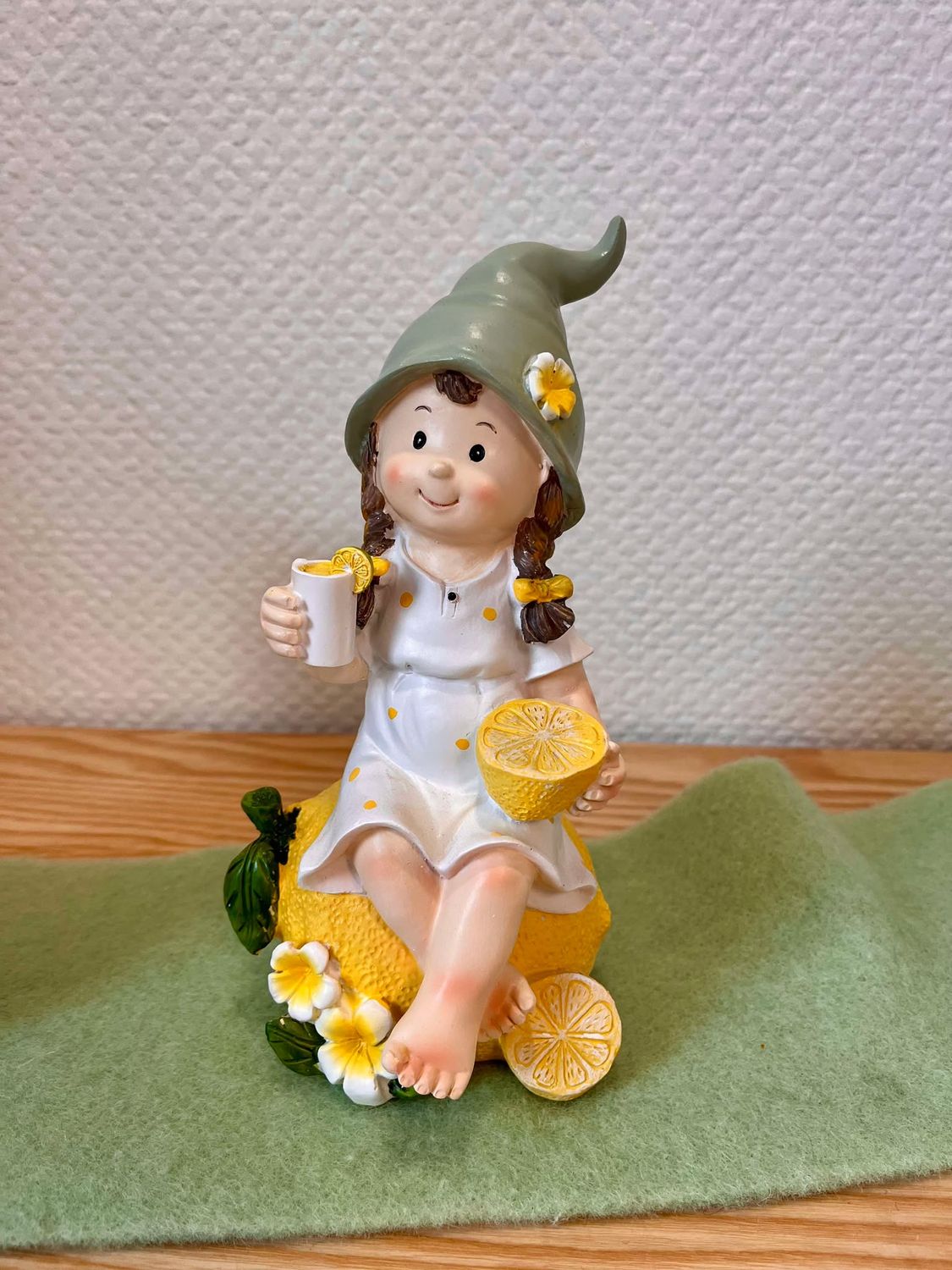 Fille assise sur le citron 22cm