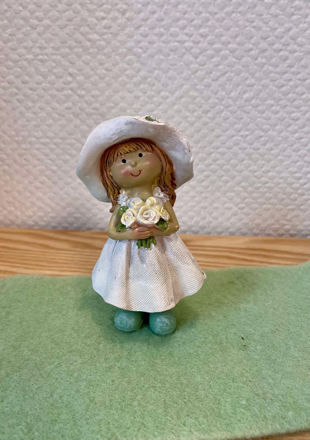 Fillette qui tient son bouquet grand modèle 14cm