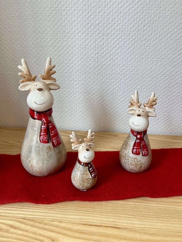 Cerf avec écharpe rouge